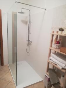 y baño con ducha y puerta de cristal. en Portico88 en Trento