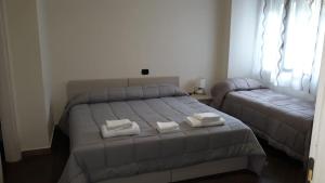 a bedroom with a bed with two towels on it at Civico 83 in Reggio di Calabria