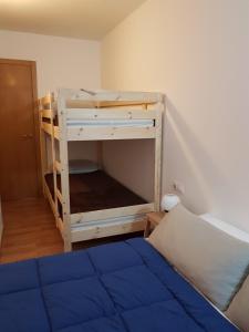 een slaapkamer met een stapelbed met een blauw matras bij Soldeu Paradis Pleta in Soldeu