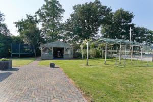 a gazebo and a tent in a park at Appartement Derde Zandwijkje in Hollandscheveld