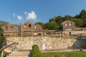 een huis op een heuvel met een stenen muur bij Le Terrazze di Costa in Bellano