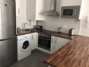 Kuchnia lub aneks kuchenny w obiekcie Málaga Apartamentos - Jinetes, 10