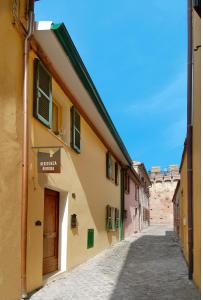 un callejón en un pueblo con un edificio en Residenza Aurora en Gradara