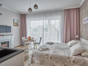マリアーンスケー・ラーズニェにあるWITH LOVE Marienbad Ap. Dvorakovaのベッドルーム1室(ベッド1台、テーブル、椅子付)