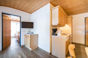 une cuisine avec des armoires en bois et un comptoir dans l'établissement Aparthotel Markushof, à Wagrain