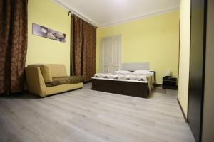1 dormitorio con 1 cama y 1 silla en Hotel Vinzaglio, en Turín