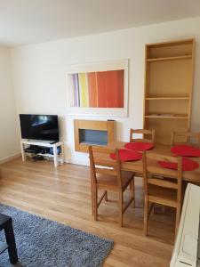 TV a/nebo společenská místnost v ubytování Livingston Business and Contractor Apartment