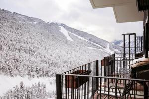 een balkon met uitzicht op een met sneeuw bedekte berg bij Hotel Piolets Soldeu Centre in Soldeu