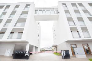 widok na przednią część budynku w obiekcie Apartamenty Bałtycka6 w Kołobrzegu