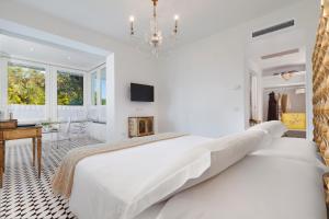 Tempat tidur dalam kamar di Villa Oriana Relais