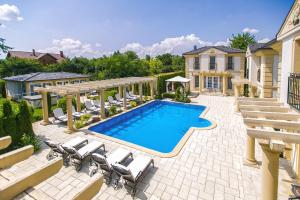 Bazén v ubytování Luxury-Villas nebo v jeho okolí