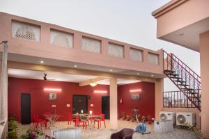 un edificio con scala e tavoli e sedie di Udee's Homestay ad Agra