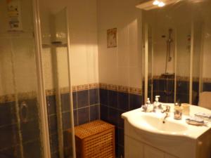 a bathroom with a sink and a shower at Location Banyuls sur Mer in Banyuls-sur-Mer