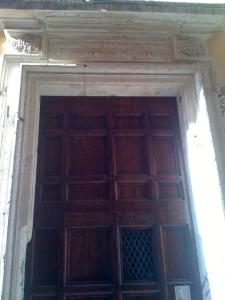 ローマにあるAppartamentino Campo dei Fioriの大きな木製の扉