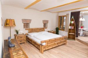 1 dormitorio con cama de madera y mesa en Scheinerhaus en Laa an der Thaya