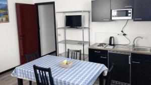 アオスタにあるStudio CENTRAL 2 - CIR 0403の小さなキッチン(テーブル、ボックス付)