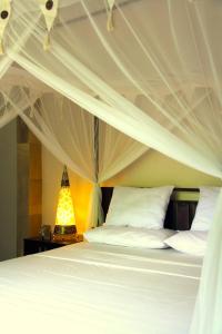 Postel nebo postele na pokoji v ubytování Latugu Homestay Ubud