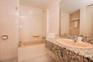 La salle de bains est pourvue d'un lavabo et d'une baignoire. dans l'établissement Hotel Cervol, à Andorre-la-Vieille