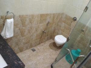 Un baño con ducha y un inodoro. en RB GRAND RESIDENCY, en Kanchipuram 13 fotos más