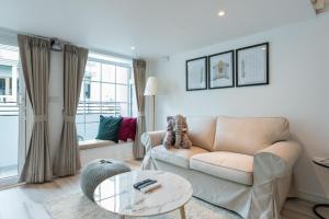 a living room with a couch and a table at White Ivory Bed And Breakfast in Bangkok