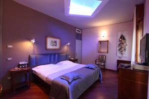 Un pat sau paturi într-o cameră la Hotel Terme Salvarola