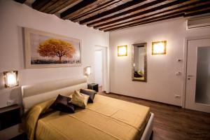 una camera da letto con un letto e un dipinto sul muro di Golden Suite a Venezia