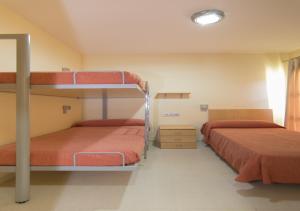 sypialnia z dwoma łóżkami piętrowymi i oknem w obiekcie Albergue Inturjoven Algeciras-Tarifa w mieście Algeciras +32 zdjęcia