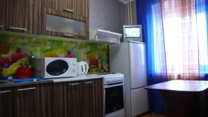 トムスクにあるKvartiraのキッチン(電子レンジ、冷蔵庫付)