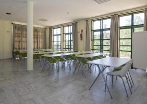 sala konferencyjna ze stołami, krzesłami i oknami w obiekcie Albergue Inturjoven Algeciras-Tarifa w mieście Algeciras