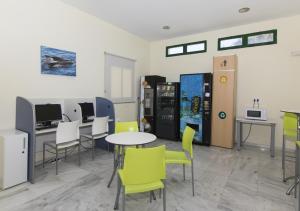 um escritório com uma mesa e cadeiras e uma secretária em Albergue Inturjoven Algeciras-Tarifa em Algeciras
