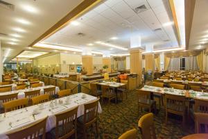 En restaurant eller et andet spisested på Plaza Nazareth Illit Hotel