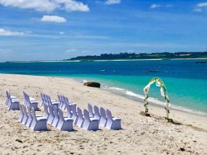 un grupo de sillas sentadas en una playa en Karma St. Martin's en St Martins