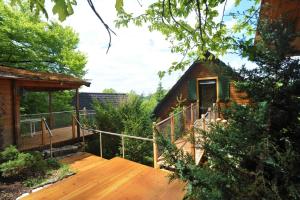 una terraza de madera frente a una casa en Ferienhaus 33 Altmühlthal, en Kinding