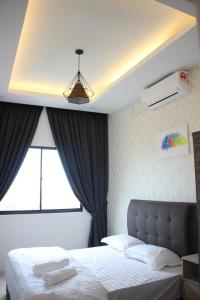 - une chambre avec un lit et une grande fenêtre dans l'établissement Sunny Seaview@Icon Residence, à Kuala Terengganu