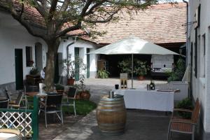 A restaurant or other place to eat at Weingut Familie Schuster