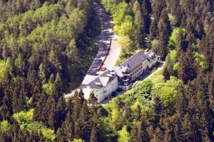 una vista aerea di una casa nel mezzo di una foresta di Hotel Am Wald -GARNI- a Elgersburg