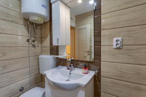 Ένα μπάνιο στο Omiljeni Apartments +56 φωτογραφίες