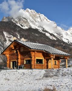 Saint-Martin-de-la-PorteにあるL'Etoile du Bergerの雪山前の丸太小屋