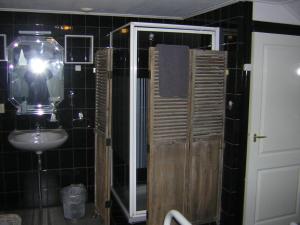 ห้องน้ำของ Prive tuinhuis B&B Elly