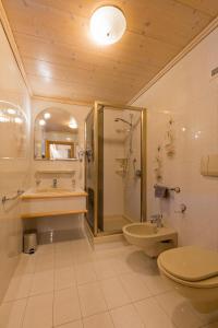 Ένα μπάνιο στο Chalet Villa Lercher +27 φωτογραφίες