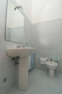 トッレ・ラピッロにあるB&B Gioiello del Mareのバスルーム(洗面台、トイレ付)