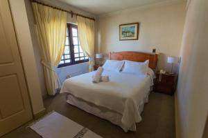 Tempat tidur dalam kamar di Apart Hotel Montepiedra