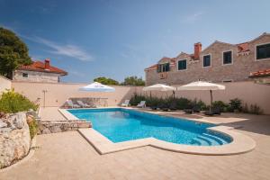 Bazén v ubytování Apartments & Rooms Konoba Tomić nebo v jeho okolí