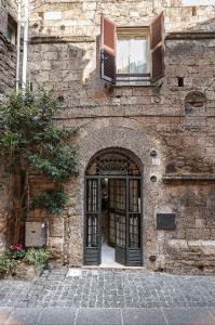 ein Steingebäude mit einer Tür und einem Fenster in der Unterkunft La Casetta in Centro in Anagni