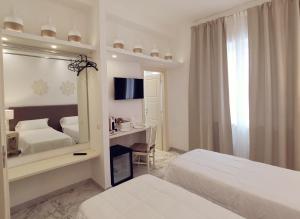 Posteľ alebo postele v izbe v ubytovaní FLOS Guest House