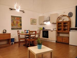 een keuken en eetkamer met een tafel en stoelen bij Due di Coppa in Scafati