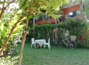 una mesa y sillas en el patio de una casa en Lanta Wanida Resort, en Ko Lanta