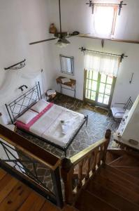 una camera con un letto in una stanza con una finestra di Panoramma Hause, Kampos Evdilou,Ikaria a Evdilos