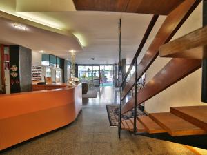vestíbulo de un edificio con escalera y vestíbulo en Hotel Pinocchio, en Cattolica