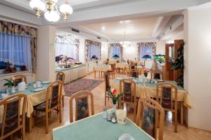 Restoran või mõni muu söögikoht majutusasutuses Gasthaus Pension Zum lustigen Steirer